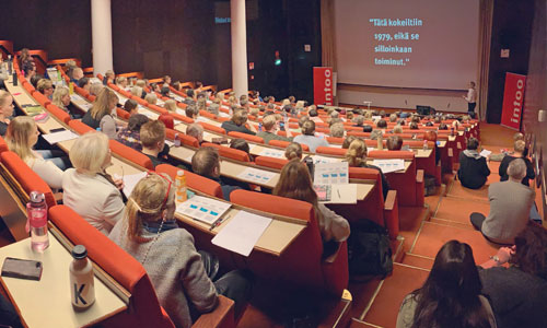 Täysi sali koulutuksessa